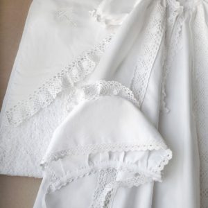 Крестильный комплект с полотенцем "Душенька" белая вышивка