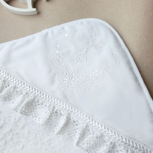 Крестильный набор с полотенцем и белоснежной вышивкой "Молочные берега"