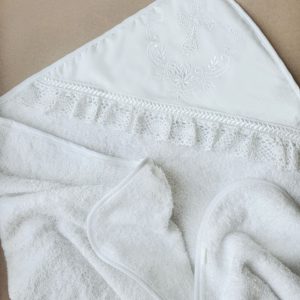 Крестильный набор с полотенцем и белоснежной вышивкой "Молочные берега"