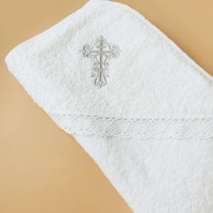 Крестильное полотенце с вышитым серебряным крестиком