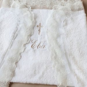 Крестильное полотенце с именной вышивкой и кружевом
