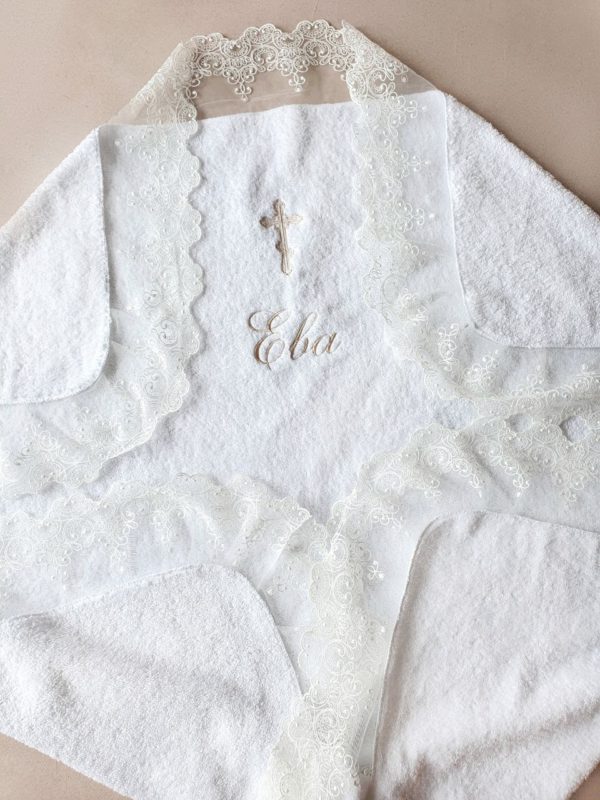 Крестильное полотенце с именной вышивкой и кружевом
