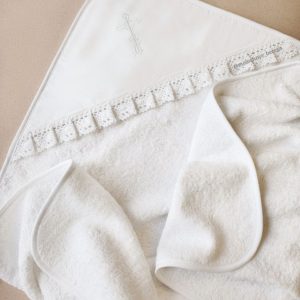 Крестильное полотенце с вышитым белым крестиком